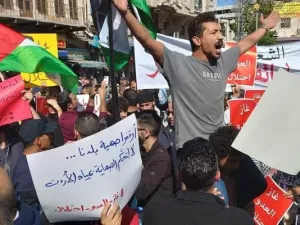 الناشط الأردني مجد الفراج يهتف في مظاهرة بالعاصمة عمان
