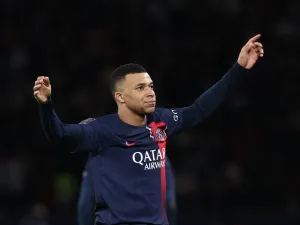 Paris Saint-Germain's French forward #07 Kylian Mbappe celebrates after scoring his team's second goal during the French Champions' Trophy (Trophee des Champions) football match between Paris Saint-Germain (PSG) and Toulouse FC at the Parc des Princes stadium in Paris on January 3, 2024. (Photo by FRANCK FIFE / AFP)
