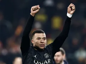 Paris Saint-Germain's French forward #07 Kylian Mbappe celebrates his team's victory after the French L1 football match between RC Lens and Paris Saint-Germain (PSG) at Stade Bollaert-Delelis in Lens, northern France on January 14, 2024. (Photo by Sameer Al-Doumy / AFP)
