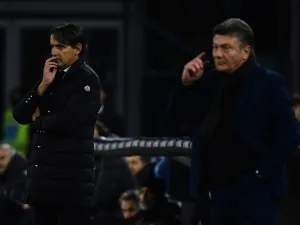 Inter Milan's Italian coach Simone Inzaghi (L) and Napoli's Italian head coach Walter Mazzari gesture during the Italian Serie A football match between Napoli and Inter Milan on December 03, 2023 at the Diego Armando Maradona stadium in Naples. (Photo by Filippo MONTEFORTE / AFP)