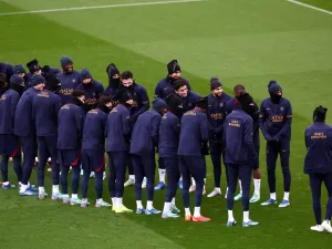 Paris Saint-Germain's players gather during a training session in Poissy, west of Paris, on January 2, 2024, on the eve of the French Trophy of Champions football match between Paris Saint-Germain (PSG) and Toulouse. l (Photo by FRANCK FIFE / AFP)