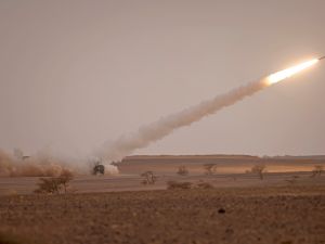 لحظة إطلاق صاروخ من قبل جماعة الحوثي