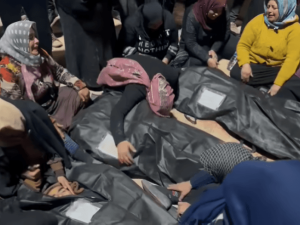 عائلة المغدروين في جنديرس تودعهم قبل دفنهم.