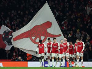 آرسنال يعود للمنافسة على لقب الدوري الإنجليزي (Photo by Adrian DENNIS / AFP)