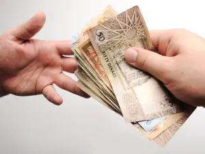 التهمة الخامسة والسادسة فهي تتعلق بغسيل الأموال وتمويل الارهاب.