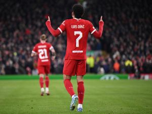 فوز مهم لليفربول (Photo by Oli SCARFF / AFP)