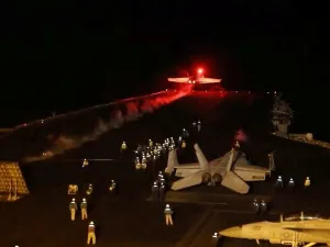 طائرة حربية تقلع لقصف مناطق باليمن