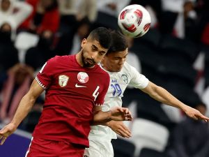 قطر تتفوق على أوزبكستان وتحجز مقعدا في نصف النهائي (Photo by KARIM JAAFAR / AFP)
