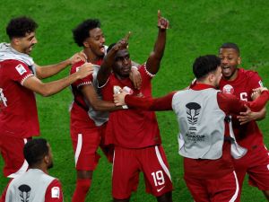 قطر إلى النهائي (Photo by KARIM JAAFAR / AFP)