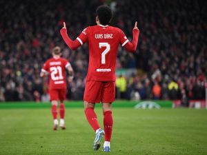 ليفربول يبتعد في الصدارة مؤقتا (Photo by Oli SCARFF / AFP)