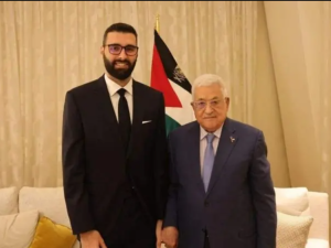 معتز معزايزة مع رئيس السلطة الفلسطينية محمود عباس 