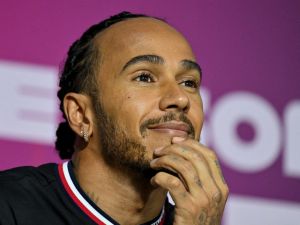 لويس هاميلتون (Photo by Andrej ISAKOVIC / AFP)