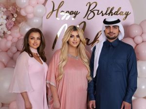 الشيخة مهرة تتوسط زوجها ووالدتها 