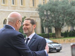 ميقاتي يستقبل سعد الحريري على مدخل السراي الحكومي 