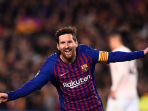 ليونيل ميسي يزيّن متحف برشلونة بالكرة الذهبية الثامنة له