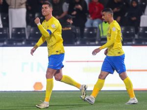 لحظة احتفال رونالدو بطريقة غير لائقة على مرأى من جماهير النصر والشباب