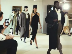 Altuzarra تحتفل بمرور 15 عاما بعرض أزياء مذهل يجمع بين ثقافات الموضة المختلفة