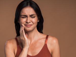 طبيب البوابة: أسباب ألم الفك وكيفية علاجه