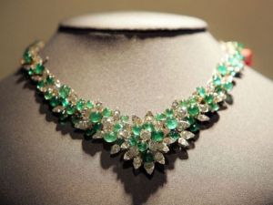 عقد من حجر اليشم