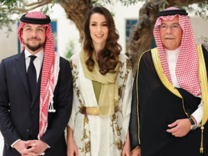 الأمير الحسين برفقة الأميرة رجوة ووالدها الراحل خالد آل سيف