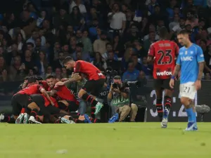 Milan's players celebrate after scoring a second goal during the Italian Serie A football match between Napoli and AC Milan on October 29, 2023 at the Diego Armando Maradona stadium in Naples. (Photo by Carlo Hermann / AFP)