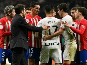 Both teams's players argue at the end the Spanish Copa del Rey (King's Cup) semi final first leg football match between Club Atletico de Madrid and Athletic Club Bilbao at the Metropolitano stadium in Madrid on February 7, 2024. (Photo by JAVIER SORIANO / AFP)