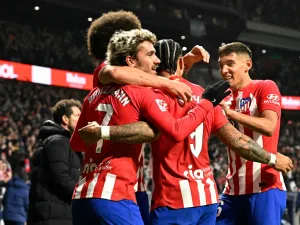 Atletico Madrid's Dutch forward #09 Memphis Depay (2R) celebrates scoring his team's second goal during the Spanish league football match between Club Atletico de Madrid and Rayo Vallecano de Madrid at the Metropolitano stadium in Madrid on January 31, 2024. (Photo by JAVIER SORIANO / AFP)
