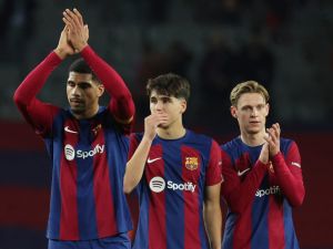 برشلونة مطالب بتصحيح الأوضاع (Photo by LLUIS GENE / AFP)