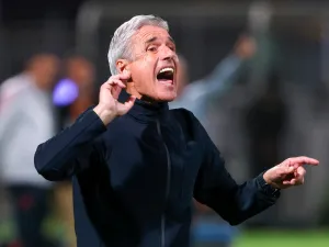 Nassr's Portuguese coach Luis Castro instructs his players during the Saudi Pro League football match between Al-Shabab and Al-Nassr at the Al-Shabab Club Stadium in Riyadh on February 25, 2024. (Photo by Fayez NURELDINE / AFP)