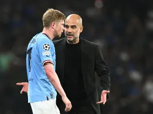 Manchester City's Spanish manager Pep Guardiola talks with Manchester City's Belgian midfielder #17 Kevin De Bruyne during the UEFA Champions League final football match between Inter Milan and Manchester City at the Ataturk Olympic Stadium in Istanbul, on June 10, 2023. (Photo by Paul ELLIS / AFP)