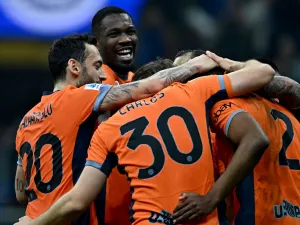 Inter Milan's Dutch defender #02 Denzel Dumfries (R) celebrates with his teammates after scoring his team's third goal during the Italian Serie A football match between Inter Milan and US Salernitana at the San Siro stadium, in Milan, on February 16, 2024. (Photo by GABRIEL BOUYS / AFP)