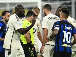 Roma's Belgian midfielder #90 Romelu Lukaku and teammates argue with referee during the Italian Serie A football match between Inter Milan and AS Roma at San Siro Stadium, in Milan on October 29, 2023. (Photo by Isabella BONOTTO / AFP)