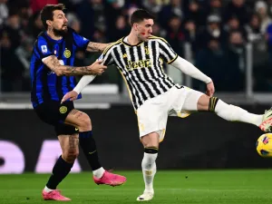 Inter Milan’s Italian defender #15 Francesco Acerbi (L) and Juventus' Serbian forward #09 Dusan Vlahovic (R) fight for the ball during the Italian Serie A football match between Juventus and Inter Milan at the Allianz Stadium in Turin, on November 26, 2023. (Photo by MARCO BERTORELLO / AFP)