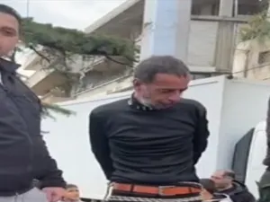 أهالي بلدة سعدنايل يعلقون شخصا على عمود