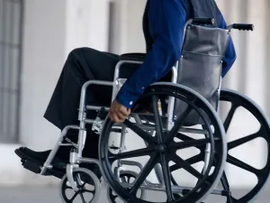 أم سعودية تقدم الرعاية بشجاعة واصرار لابنتها