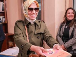 ابنة نجيب محفوظ تهدي مكتبته الخاصة إلى مكتبة الإسكندرية 