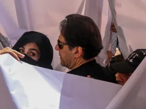 رئيس الوزراء السابق عمران خان وزوجته بشرى بيبي 