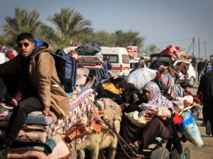 نازحون فلسطينيون يتوجهون من مناطق شمال قطاع غزة إلى الجنوب نحو رفح