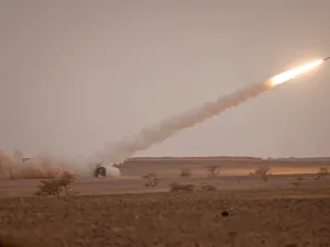 لحظة إطلاق صاروخ من قبل جماعة الحوثي في اليمن