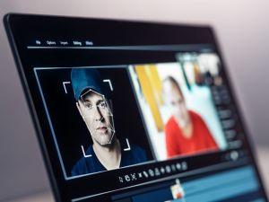 مكالمة فيديو مزيفة