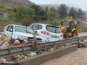 مركبات متضررة بسبب فيضانات في دهوك 