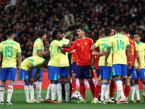 البرازيل تتعادل مع إسبانيا (Photo by Pierre-Philippe MARCOU / AFP)