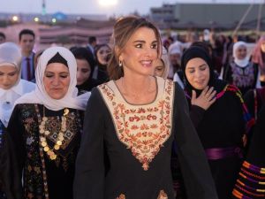 الملكة رانيا بثوب بدوي في البادية الوسطى