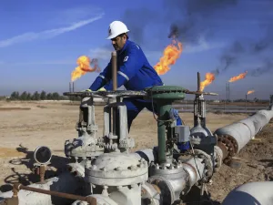 العراق يتجه لوقف استيراد البنزين