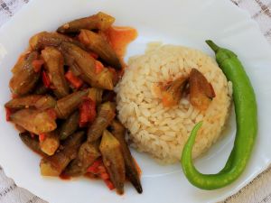 طريقة عمل البامية مع الأرز الأبيض