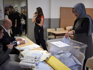 إردوغان (70 عاما) جاب البلد البالغ عدد سكانه 85 مليون نسمة إلى جانب مرشحي حزب العدالة والتنمية