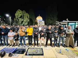جموع المصلين تؤدي صلاتي العشاء والتراويح