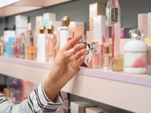 دليل محلات سوق العطور دبي: الخريطة والخدمات والمواعيد