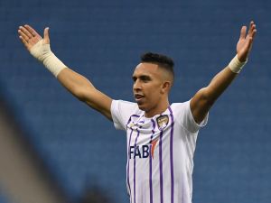 رحيمي يقود العين لفوز ثمين على النصر (Photo by AFP)
