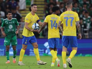 رونالدو يقود النصر للفوز على الأهلي (Photo by AFP)